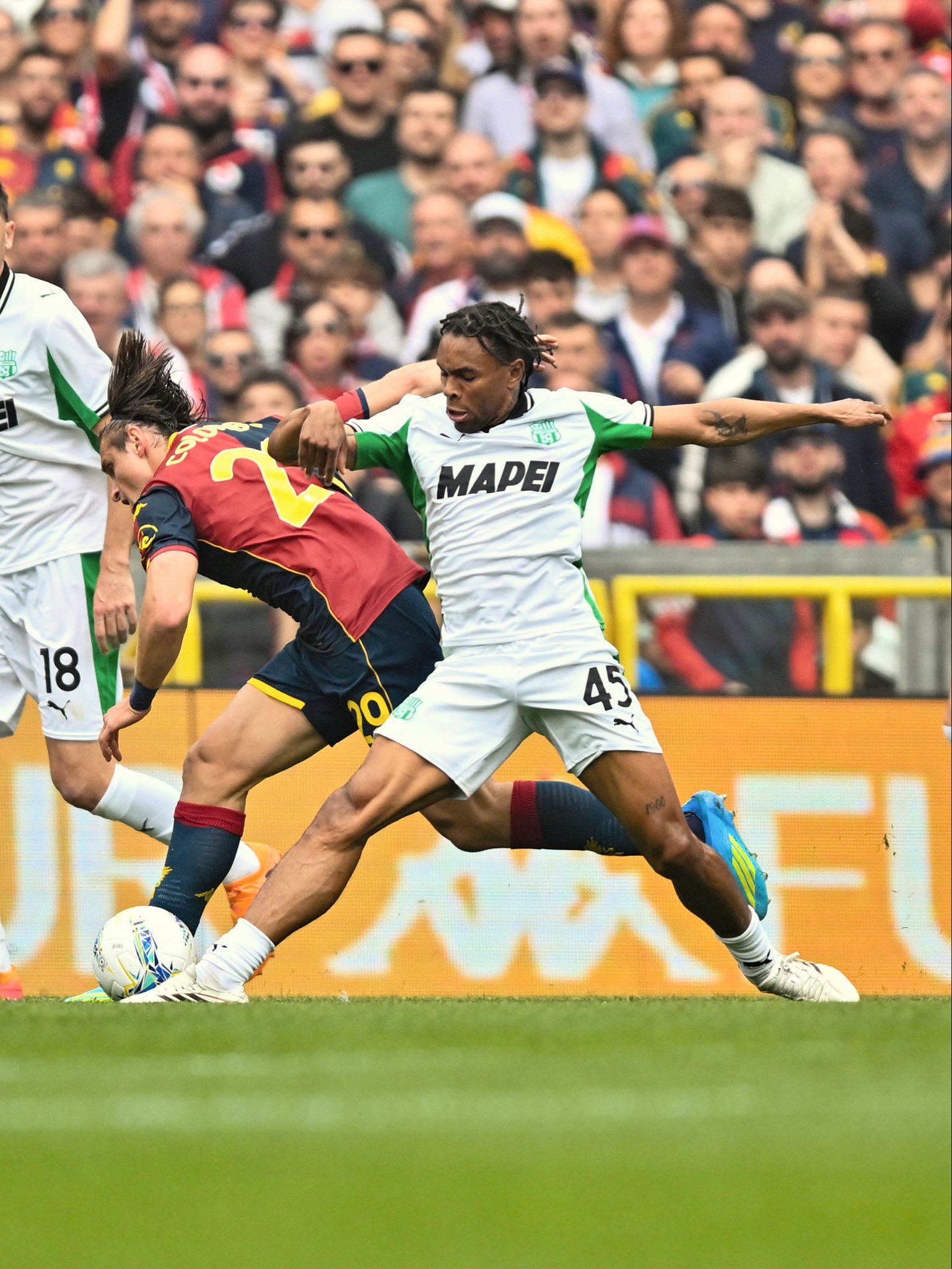 Armand Laurienté in action for Sassuolo